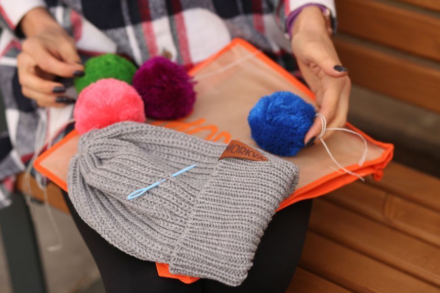 Жіноча в'язана шапка з натуральної вовни Morkva Hat Wool 5 style + 4 помпона, колір шапки - сірий mwh5 фото